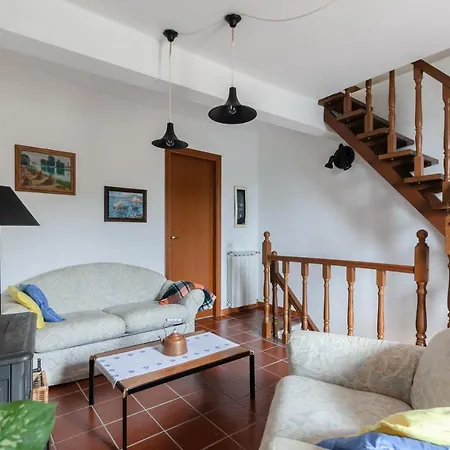 Guesthost - Cozy With Terrace & Seaview Appartamento Volastra